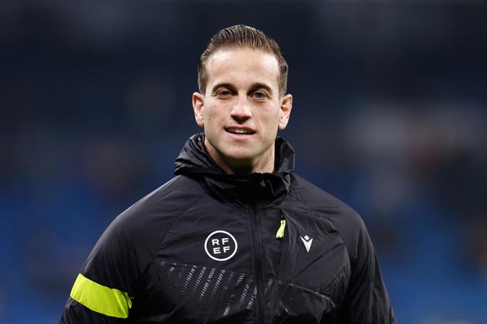 Archivo - El colegiado Javier Alberola Rojas.