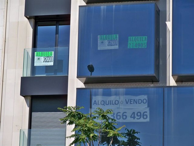 Archivo - El 30% del salario medio en España alcanza para alquilar una vivienda de 54 metros cuadrados, según Fotocasa. 