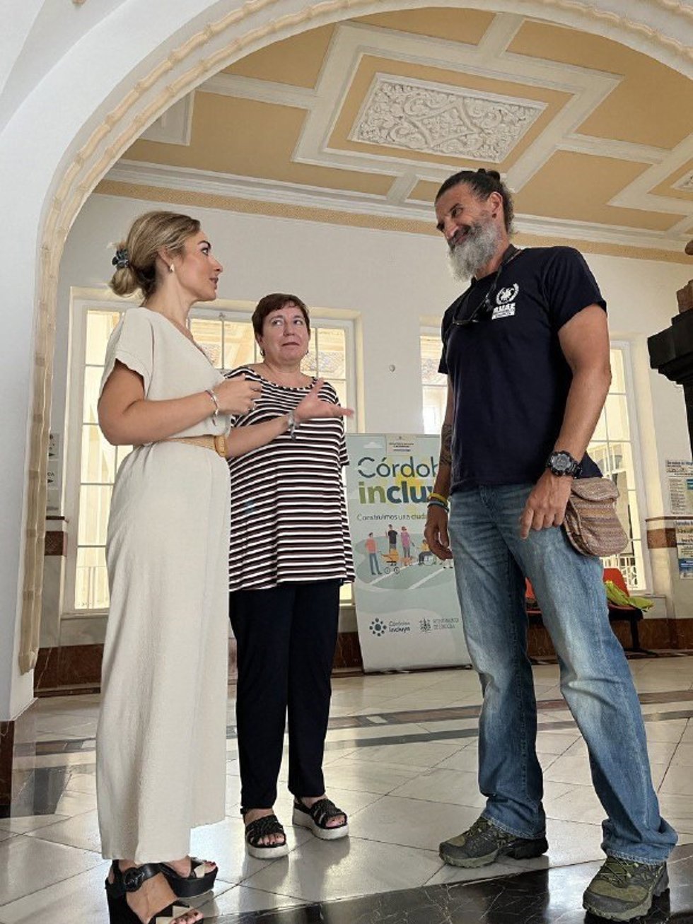 La delegada de Cooperación y Solidaridad del Ayuntamiento de Córdoba, Narci Ruiz (izda).