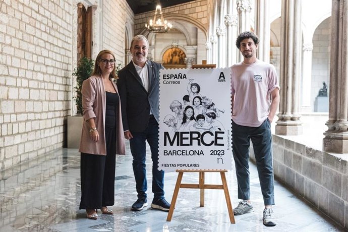 La directora de Relaciones Institucionales de Correos, Nuria Lera; el alcalde de Barcelona, Jaume Collboni y el artista Chamo San posan junto al diseño del sello.
