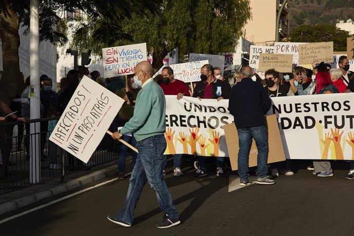 Archivo - Varias personas con carteles participan en una marcha para reivindicar  ''los derechos de las personas afectadas'' por la erupción volcánica de Cumbre Vieja, a 25 de febrero de 2022, en Los Llanos de Aridane, La Palma, Canarias (España)