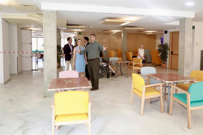 La presidenta del Govern, Marga Prohens, visita la residencia Fontsana