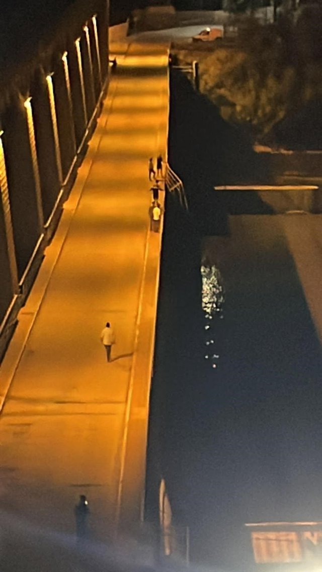 Trabajos de rescate del cadáver de un conductor que se ha precipitado al río a su paso por Alcalá del Río, en Sevilla