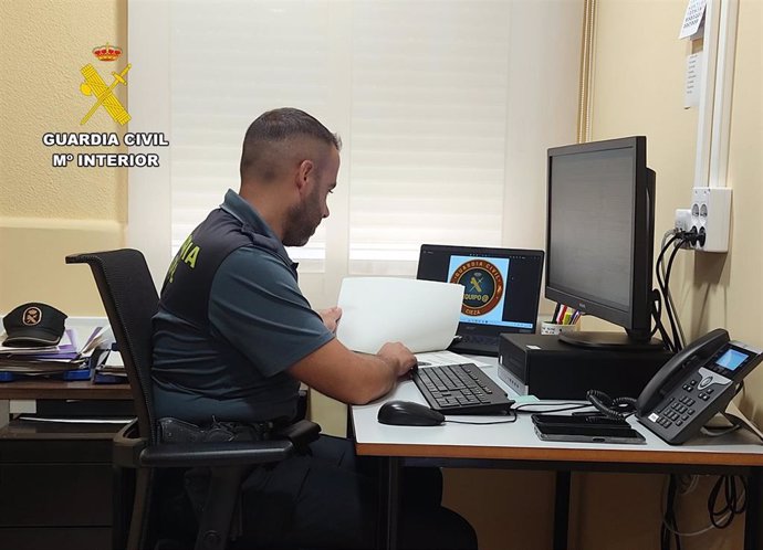 Un agente de la Guardia Civil, durante la investigación