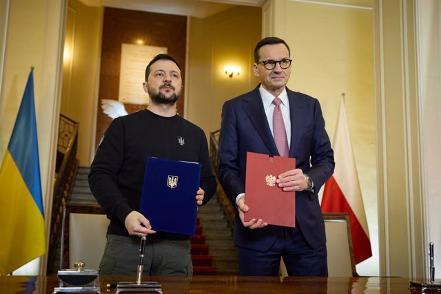 Archivo - HANDOUT - 05 April 2023, Poland, Warsaw: Ukrainian President Volodymyr Zelensky (L) and Prime Minister of Poland Mateusz Morawiecki pose for a picture after signing an agreement during his visit to Poland. Photo: -/Ukrainian Presidency/dpa - ATT