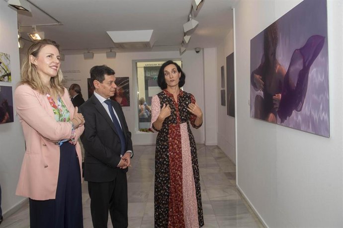 La diputada y vicepresidenta de la Fundación Provincial de Cultura, Vanesa Beltrán, en la muestra fotográfica de la artista jerezana Agata Sandecor, que se expone en la Sala Rivadavia de la Diputación de Cádiz