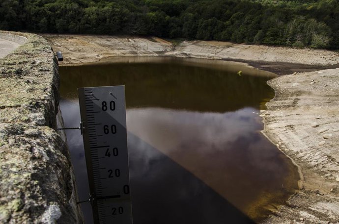 Un cartel de medida del nivel de agua en el pantano de Santa Fe seco, en el parque natural del Montseny, a 19 de septiembre de 2023. Archivo.