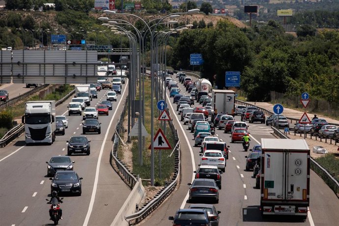 Archivo - Decenas de coches en la autovía A3, el primer día de la Operación Especial del Verano, a 30 de junio de 2023, en Madrid (España). DGT prevé 95 millones de desplazamientos de largo recorrido por carretera para este verano, un 1,75% más que los 