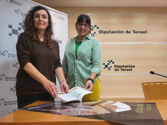 La diputada delegada de Turismo de la DPT, Marta Sancho, presenta el estand de SienteTeruel con el que la Diputación Provincial participa en la VIII Feria de los Pueblos, en Armilla (Granada)