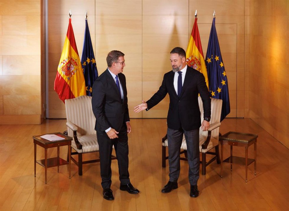 El lider del PP, Alberto Núñez Feijóo (i) y el líder de VOX, Santiago Abascal (d), se saludan a su llegada a una reunión en el Congreso de los Diputados.