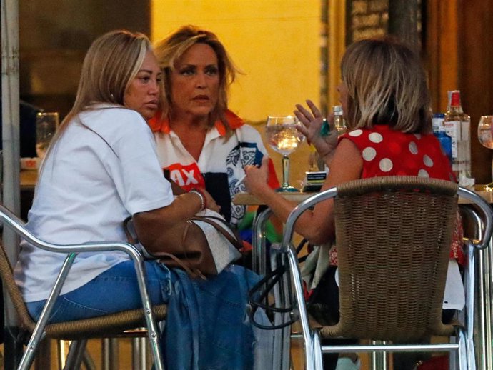 Belén Esteban, Lydia Lozano y María Patiño se ponen al día tras sus vacaciones