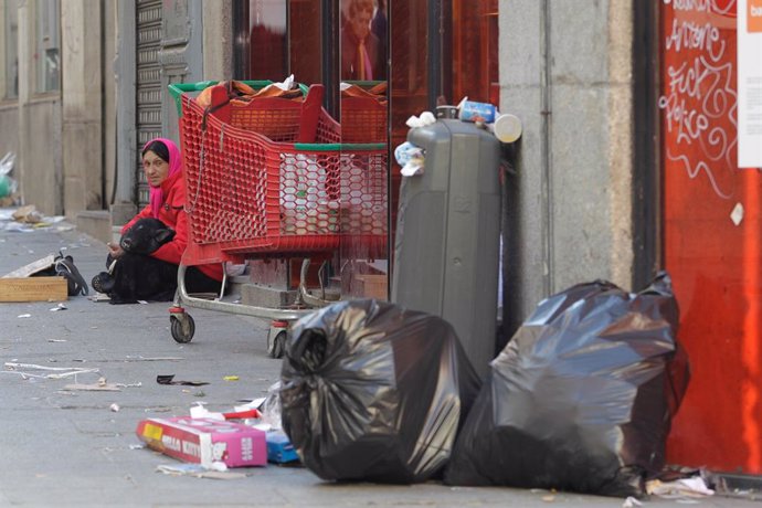 Archivo - Pobreza, pobre, indigente, mendigo, sin techo, persona pidiendo en la calle