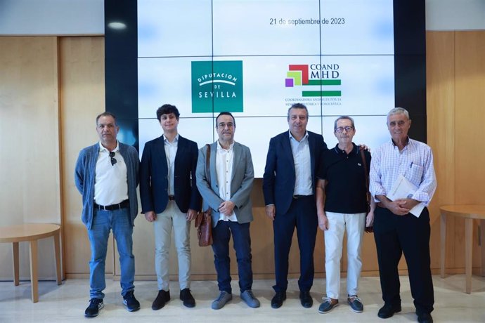 Reunión del presidente de la Diputación de Sevilla, Javier Fernández, con la Coordinadora Andaluza por la Memoria Histórica y Democrática.