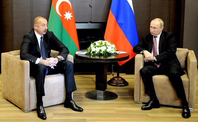 Archivo - El presidente de Rusia, Vladimir Putin (d), recibe en Sochi al presidente de Azerbaiyán, Ilham Aliyev (i)
