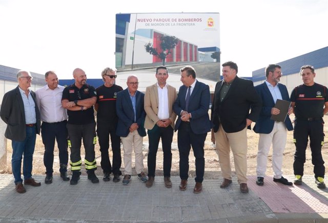Primera piedra del futuro parque de bomberos de Morón de la Frontera, que contará con una inversión de más de dos millones de euros del Plan Actúa de la Diputación de Sevilla.