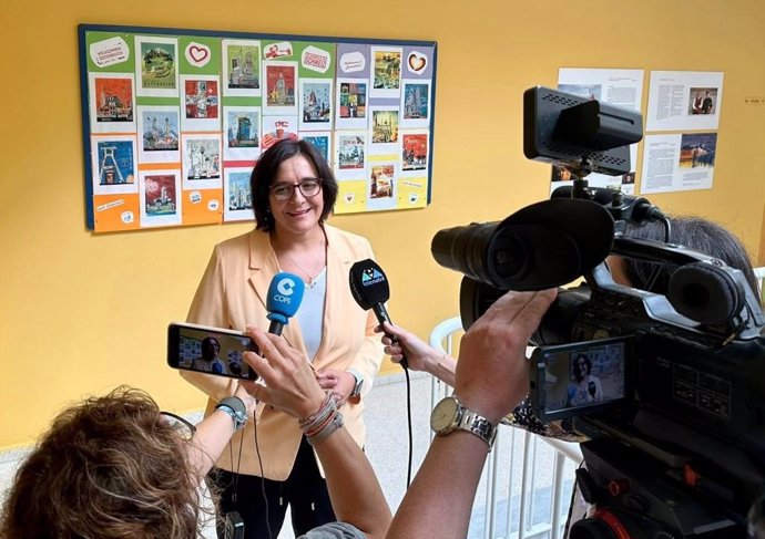 La delegada de Desarrollo Educativo y FP, María José Martín, durante la visita realizada a la Escuela Oficial de Idiomas de Motril (Granada).