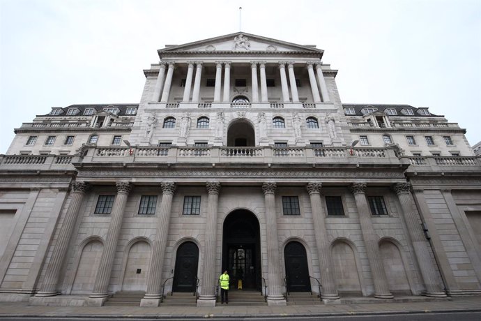 Archivo - FILED - 20 March 2020, England, London: A security guard stands in front of the Bank of England. The central bank of the United Kingdom is loosening its monetary policy to bolster the economy battered by the coronavirus crisis, it announced in