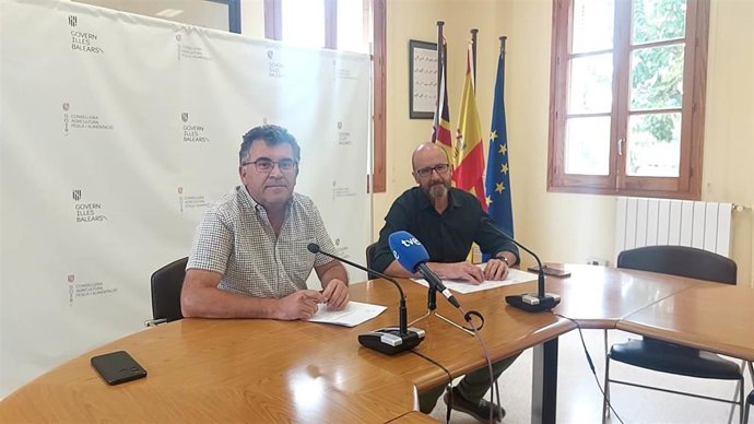 El conseller de Agricultura, Pesca y Medio Natural, Joan Simonet, y el director general de Agricultura, Ganadería y Desarrollo Rural, Fernando Fernández, en rueda de prensa.