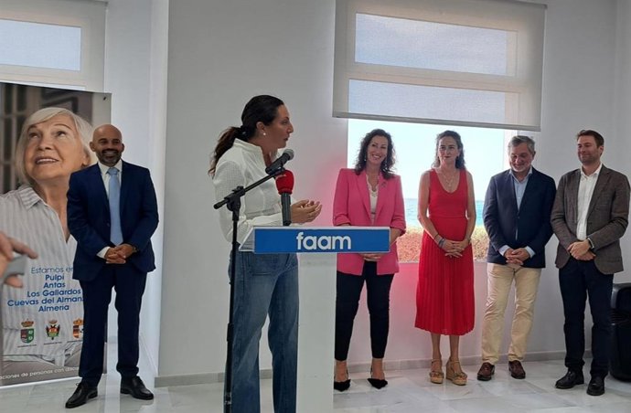 La consejera de Inclusión Social, Juventud, Familias e Igualdad, Loles López, durante la inauguración de un nuevo centro adscrito a la FAAM.