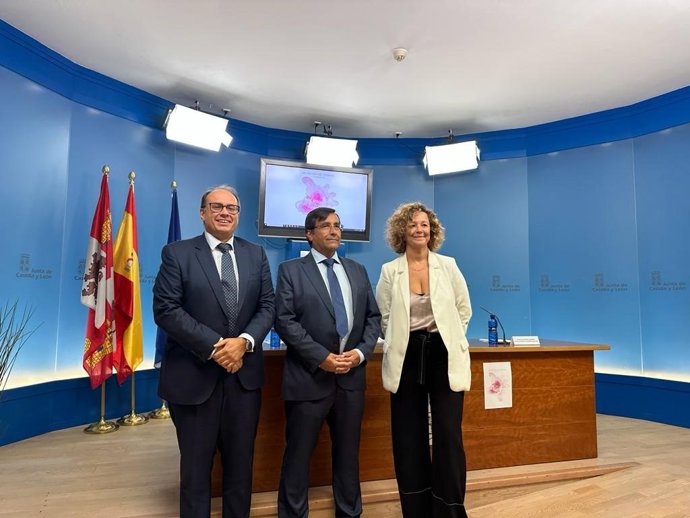 El gerente de Servicios Sociales, Carlos Raúl de Pablos, el presidente de Afacayle, Domingo Aceves, y la directora general de Asistencia Sanitaria, Silvia Fernández.