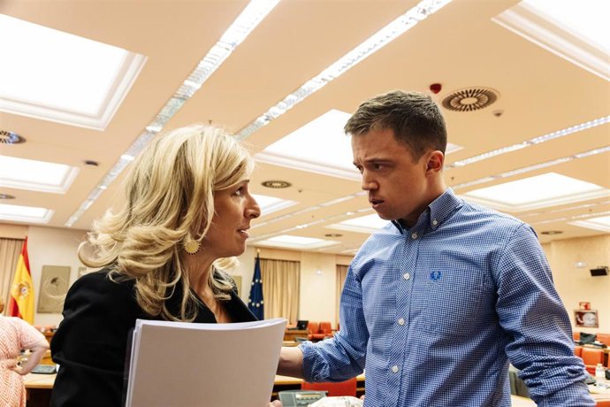 La líder de Sumar, Yolanda Díaz y el líder de Más País, Iñigo Errejón, conversan durante la reunión del Grupo Parlamentario Plurinacional Sumar, en el Congreso de los Diputados, a 13 de septiembre de 2023, en Madrid (España). 
