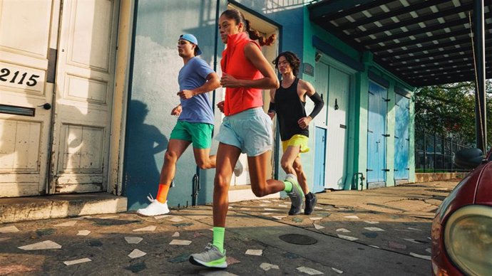 Personas practicando deporte en la calle.