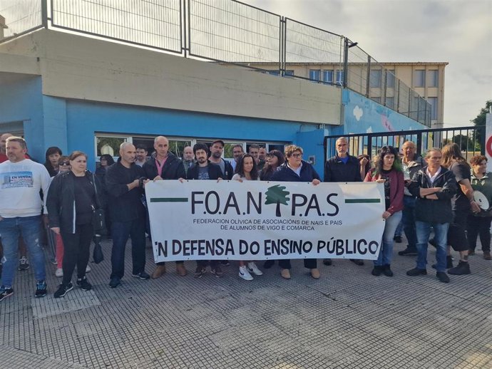 Padres y madres de Vigo se concentran para impedir la privatización del servicio de conserjería de colegios.