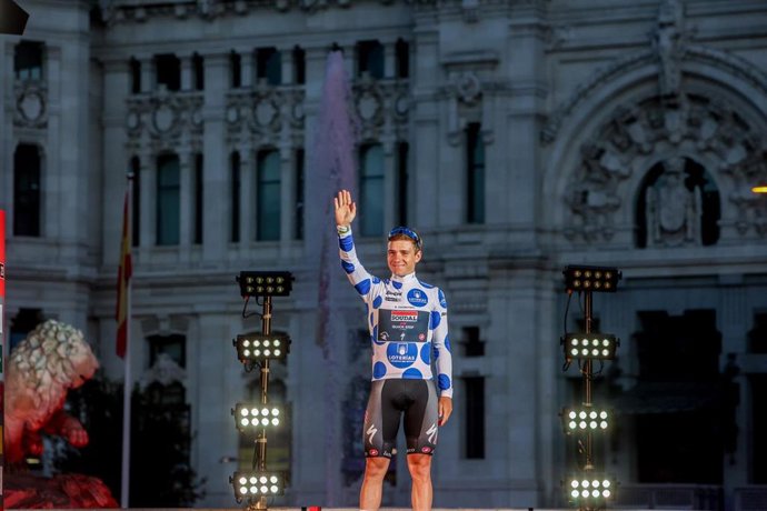 El ciclista Remco Evenepoel en el podio de la 21 etapa de la Vuelta ciclista a España 2023 en el Hipódromo de la Zarzuela