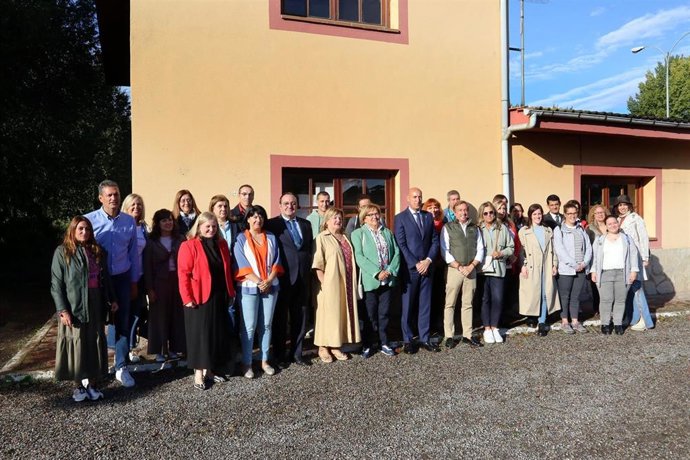 El alcalde de León, José Antonio Diez, junto con los directores de los centros educativos de León, durante el encuentro