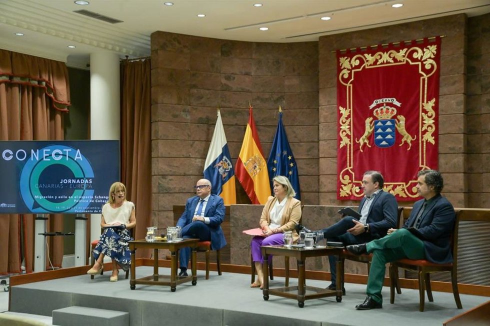 Los diputados Esther González (NC-BC), José Miguel Barragán (CC), Alicia Vanoostende (PSOE), Carlos Ester (PP) y Jesús Ramos (ASG) en una mesa de debate organizada por el Parlamento de Canarias en las 'Jornadas Conecta'