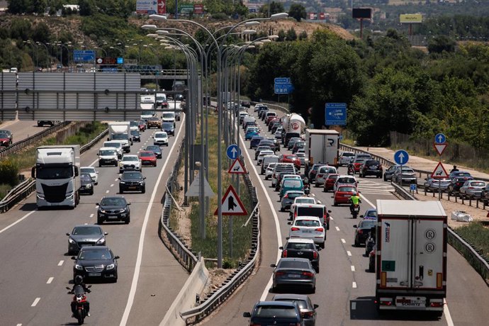 Archivo - Decenas de coches en la autovía A3, el primer día de la Operación Especial del Verano, a 30 de junio de 2023, en Madrid (España). DGT prevé 95 millones de desplazamientos de largo recorrido por carretera para este verano, un 1,75% más que los 