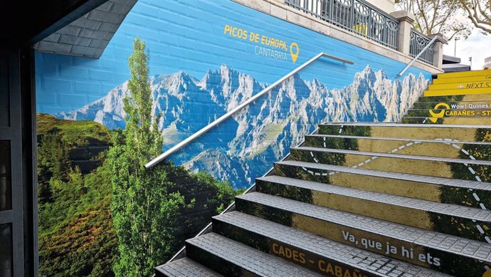 Acción publicitaria sobre el Camino Lebaniego en la estación de Plaza Cataluña.