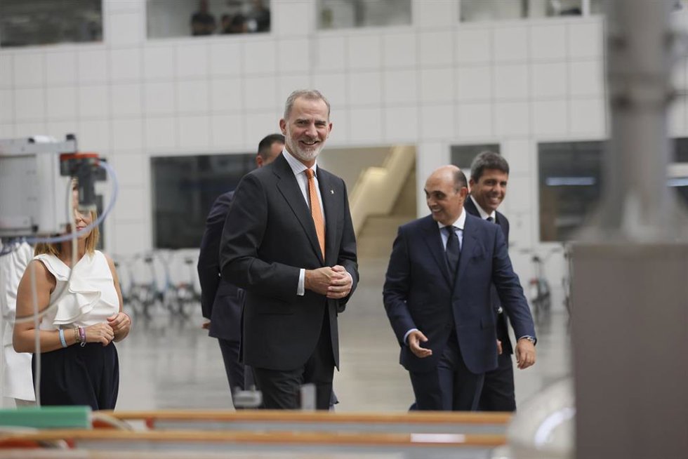 El Rey Felipe VI durante su visita a la planta de producción de Porcelanosa