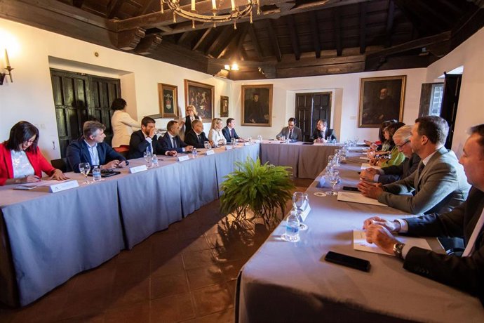 El consejero de Justicia, Administración Local y Función Pública, José Antonio Nieto, firma con los representantes de las diputaciones andaluzas el el convenio para cofinanciar el PFEA en el Monaterio de La Rábida (Huelva).