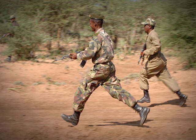 Archivo - Militares etíopes realizan maniobras de combate