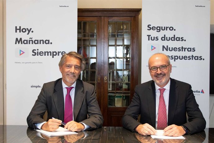 El director de Riesgos y Seguros de Telefónica, Augusto Pérez (izquierda), y el consejero delegado de Helvetia, Iñigo Soto.