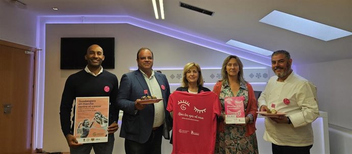 La presidenta de la Asociación Española contra el Cáncer en Guadalajara, Carmen Heredia, ha presentado la marcha acompañada de la alcaldesa de la capital, Ana Guarinos
