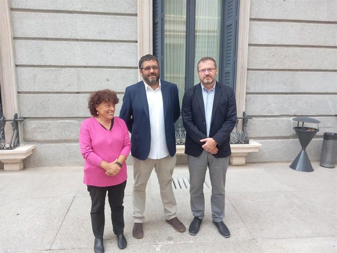 El diputado de Sumar y dirigente de Més per Mallorca, Vicen Vidal, junto a representantes de Obra Cultural Balear