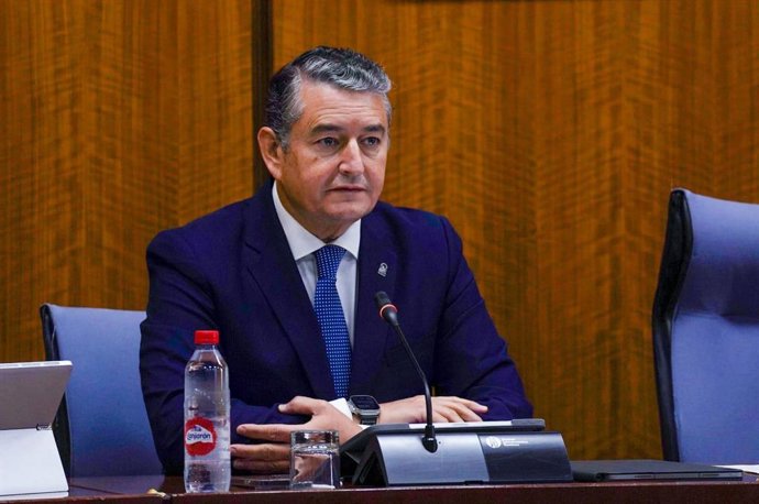 Antonio Sanz, consejero de Presidencia, en comisión parlamentaria. 