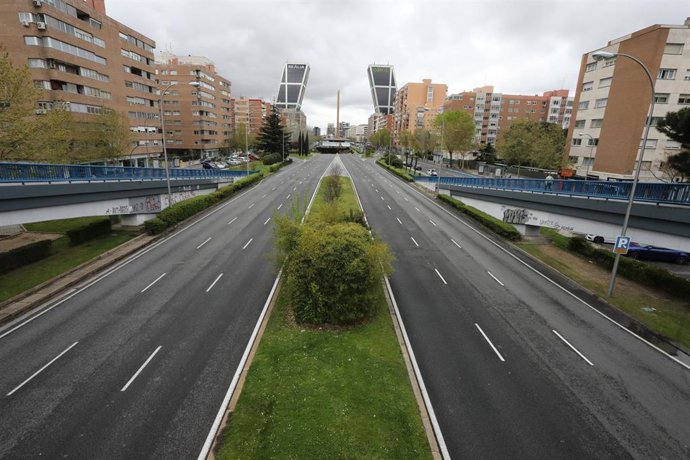 Archivo - Paseo de la Castellana absolutamente vacío en las inmediaciones de Plaza de Castilla y las Torres Kio