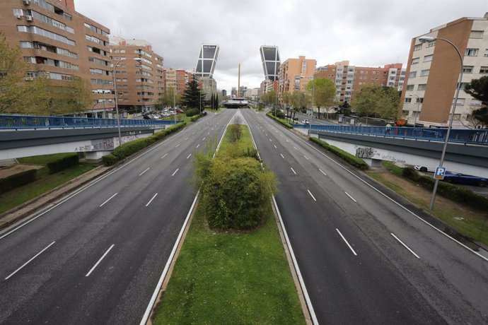 Archivo - Paseo de la Castellana absolutamente vacío en las inmediaciones de Plaza de Castilla y las Torres Kio durante el inicio de la cuarta semana del estado de alarma decretado a consecuencia del coronavirus, en Madrid (España), a 6 de abril de 2020.