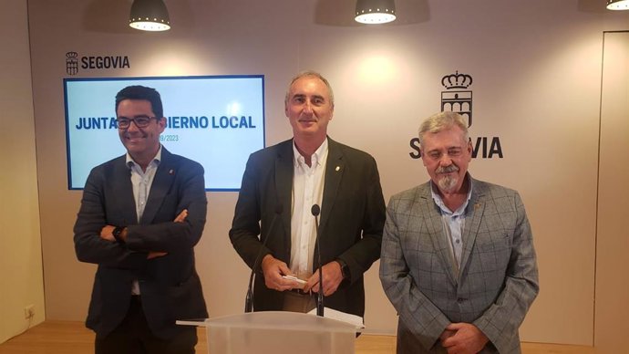 El alcalde Mazarías (centro), con los concejales González-Salamanca (dcha) y José Luis Horcajo