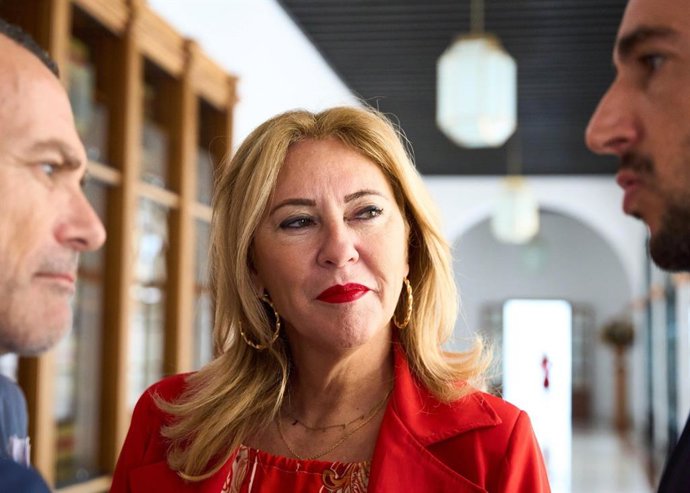 La consejera de Economía, Hacienda y Fondos Europeos, Carolina España, durante la comisión parlamentaria de este jueves.