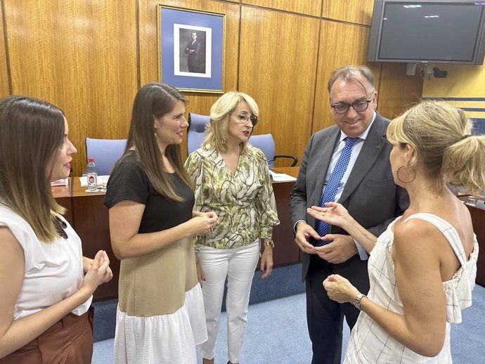 La secretaria general del PP de Córdoba y vocal de la comisión de Turismo, Cultura y Deporte del Parlamento andaluz, Araceli Cabello, con el consejero Arturo Bernal y parlamentarios.