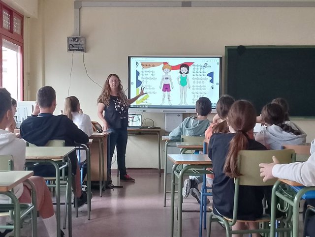 Archivo - CádizAlDía.- Diputación forma a chicos y chicas con un taller sobre la primera menstruación 