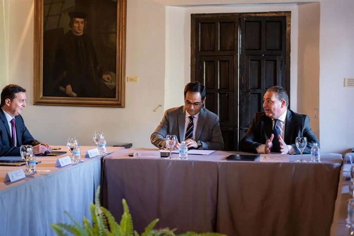 El consejero de Justicia, Administración Local y Función Pública, José Antonio Nieto (c), durante el acto de  la firma del convenio del Programa de Fomento de Empleo Agrario (PFEA) con los responsables de las ocho diputaciones provinciales andaluzas. 