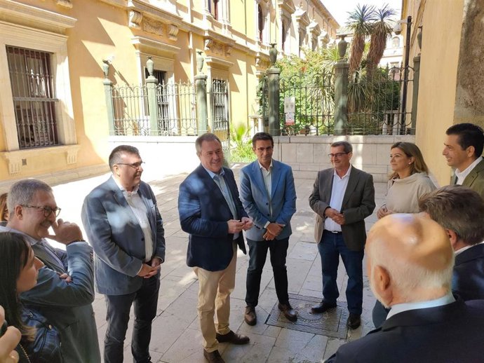 Juan Espadas, en la Plaza de la Universidad de Granada