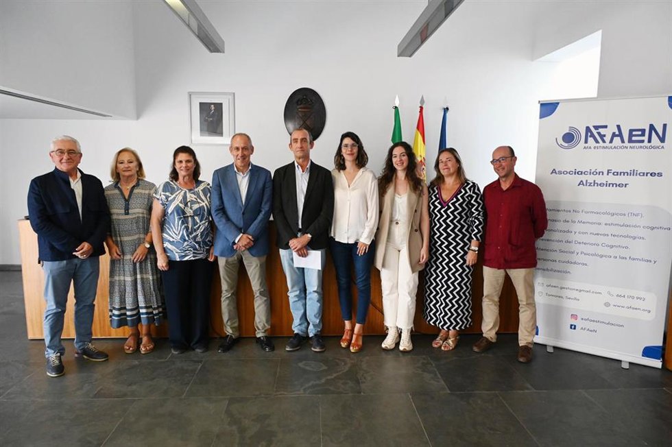 Mesa redonda organizada por el Ayuntamiento de Tomares (Sevilla) sobre el edadismo y el deterioro cognitivo con motivo del Día Mundial del Alzheimer.