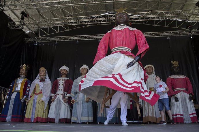 Archivo - Baile de los gigantes de la Comparsa