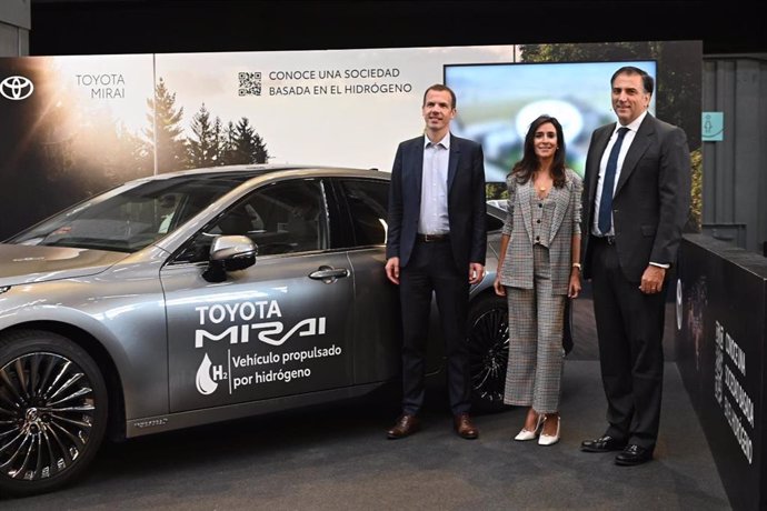 El CEO HysetCo (Toyota Francia), Loc Voisin; la secretaria general de Gasnam-Neutral Transport, Eugenia Sillero, y el presidente & CEO de Toyota España, Miguel Carsi